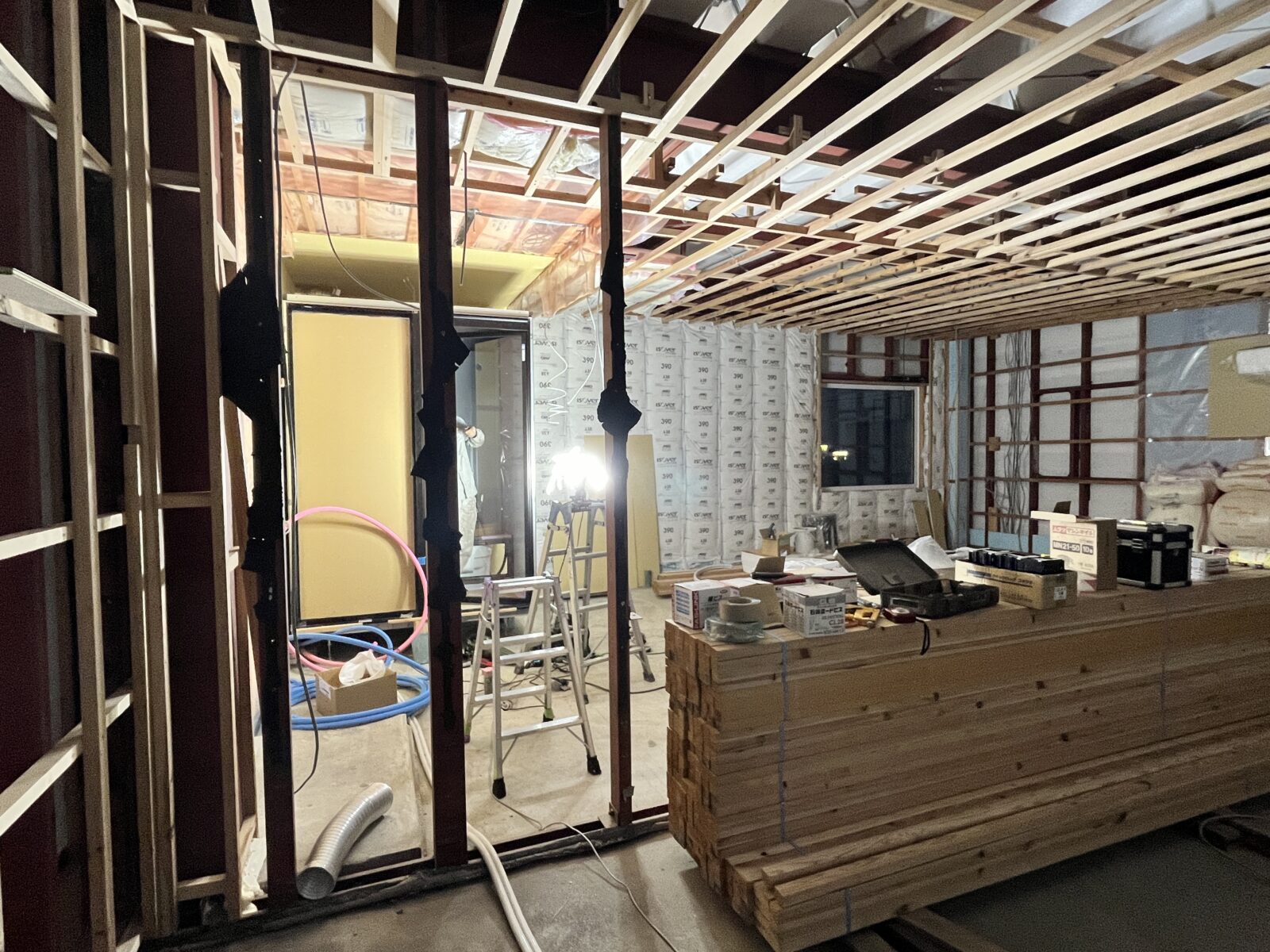 A（Before）手洗い・収納棚_改修中